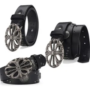 Detalle de cinturón de cuero negro estilo punk con hebilla metálica ovalada hueca