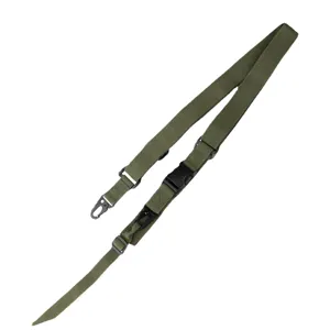 Correa táctica militar verde de tres puntos con hebillas duraderas y ganchos metálicos.