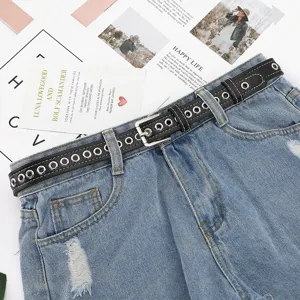 Cinturón punk negro con ojales plateados moderno para vaqueros y accesorios streetwear