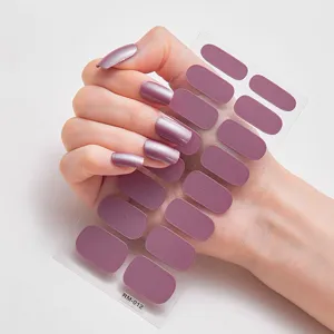 Vista detallada de pegatinas de uñas moradas metalizadas en una hoja de 16 unidades