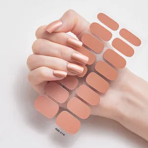 Pegatinas de uñas metálicas de oro rosa con 16 tiras y efecto aplicado