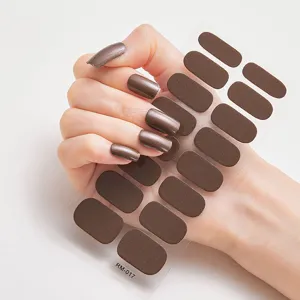 Primer plano de pegatinas de uñas marrón metálico aplicadas con hoja de 16 piezas