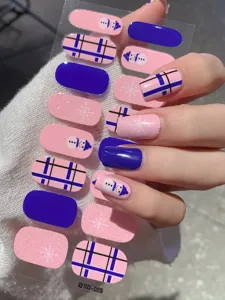 Detail festlicher Weihnachts-Nagelsticker mit Schneemann- und Schneeflocken