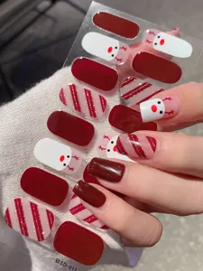 Detaillierte Nahaufnahme festlicher Weihnachts-Rentier- und Glitzer-Nagelaufkleber