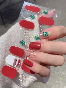 Weihnachts-Nagelaufkleber mit festlichen Bäumen Kränzen und Weihnachtsmann-Motiv