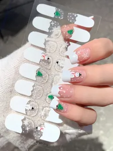 Nahaufnahme von Weihnachts-Nagelstickern mit Schneemann- und Schneeflocken-Motiven