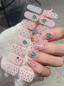 Detaillierte Ansicht der Weihnachts-Nagelsticker mit festlichen Baum- und Sternmustern.
