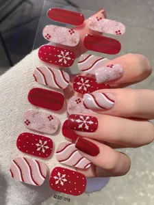Detaillierte Ansicht von Weihnachts-Nagelaufklebern mit Schneeflockenmustern