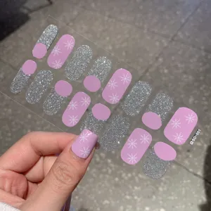 Rosa und silberne Glitzer-Weihnachts-Nagelaufkleber mit Schneeflocken-Design, 16er-Set.