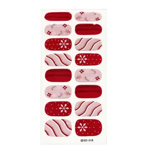 Weihnachts-Nagelaufkleber mit festlichen Schneeflocken- und Lebkuchenmann-Mustern