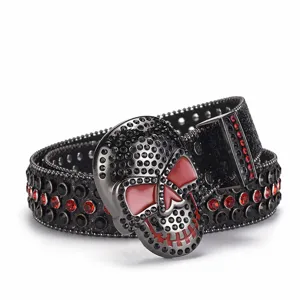 Ceinture en cuir strass style punk avec boucle tête de mort et cristaux brillants.