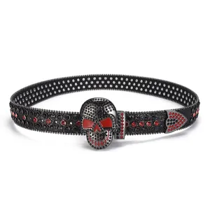 Gros plan détaillé de la ceinture tête de mort punk gothique avec strass rouges.