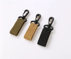 Dettaglio portachiavi tattico in nylon con moschettoni girevoli in plastica resistenti.