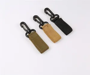 Vista dettagliata di portachiavi tattici in fettuccia di nylon con ganci robusti in plastica.