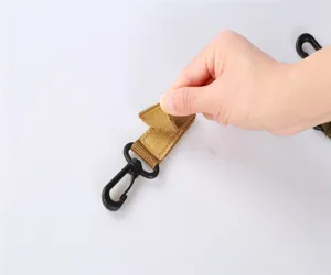 Dettaglio cinturino portachiavi tattico in nylon con gancio in plastica e chiusura in velcro.