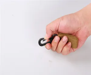 Vista dettagliata del cinturino in nylon tattico con portachiavi moschettone in plastica nera.