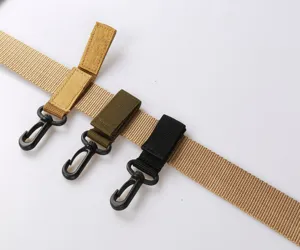 Primo piano dettaglio di portachiavi in fettuccia nylon tattica e clip per cintura robusta.