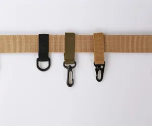 Vista dettagliata portachiavi in fettuccia nylon tattica con gancio multifunzionale e clip da cintura.