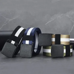 Duurzame nylon canvas riem met kunststof gesp en streepdesign voor dagelijks casual gebruik.