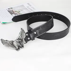Primo piano della cintura in pelle da uomo in stile western con fibbia a forma di aquila.
