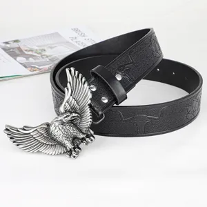 Cintura in pelle western rétro da uomo con fibbia ad aquila e design floreale in rilievo.