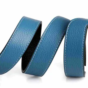 Primer plano detallado de correa de cuero texturizado azul con elegante costura blanca.