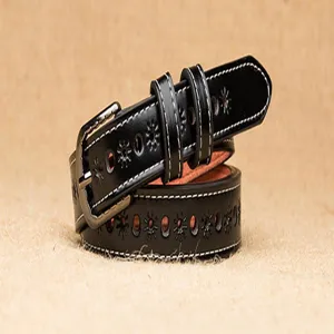Ceinture en cuir noir pour femme élégante avec coutures décoratives et boucle ardillon en métal.