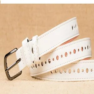 Vue détaillée d'une ceinture pour femme blanche ajourée avec boucle ardillon rétro.