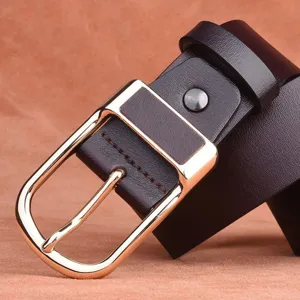 Cintura in pelle da uomo business con fibbia dorata e cinturino marrone scuro vista principale