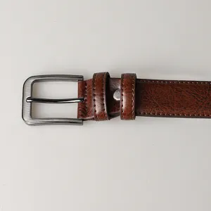 Vue détaillée d'une ceinture en cuir marron pour homme avec une boucle en métal