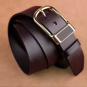 Cintura in pelle da uomo marrone scuro con fibbia in metallo dorato stile business elegante