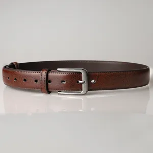 Vue détaillée d'une ceinture en cuir texturé marron avec une boucle ardillon en argent