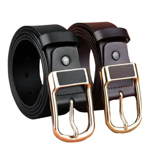 Cintura da uomo in pelle elegante con fibbia ad ardiglione dorata accessorio business di qualità.