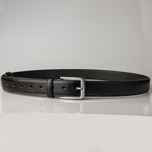Détail d'une ceinture en cuir texturé noir pour homme avec boucle classique en alliage.