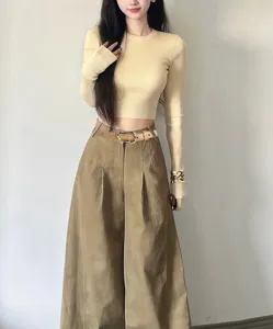 Cinturón fino de cuero caqui para mujer con una elegante hebilla metálica plateada irregular
