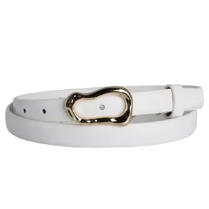 Detalle de cinturón blanco elegante para mujer con hebilla dorada irregular para vestidos