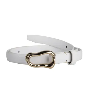 Elegante cinturón estrecho de cuero blanco con hebilla dorada irregular para vestidos.