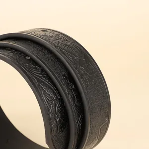 Vue détaillée d'une ceinture en cuir PU noir gaufré avec motif floral western.