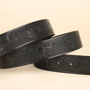 Gros plan d'une ceinture en cuir PU noir avec motif de taureau cowboy occidental et fleurs.