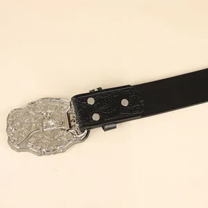 Gros plan détail de la boucle de taureau en alliage style western ceinture en PU.