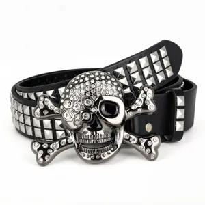 Ceinture en cuir noir punk avec rivets pyramidaux en métal et boucle tête de mort strassée.