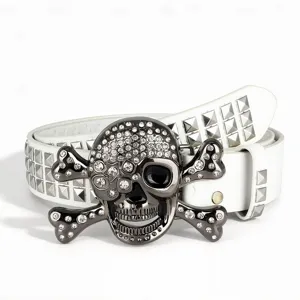Vue détaillée de la ceinture en cuir blanc cloutée style punk avec boucle tête de mort.
