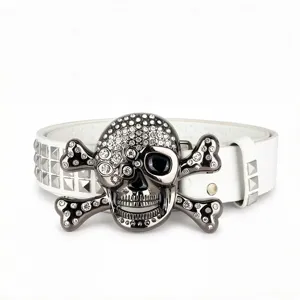 Ceinture cuir blanc style punk rétro avec boucle tête de mort strass et clous pyramidaux.
