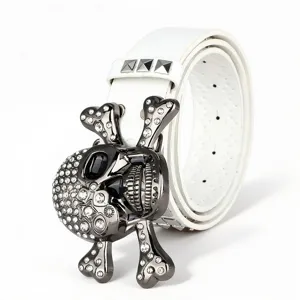 Gros plan de la ceinture tête de mort strass punk, bracelet cuir blanc étincelant.