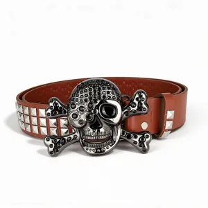 Gros plan sur la boucle de ceinture tête de mort punk gothique avec strass noirs et rivets.