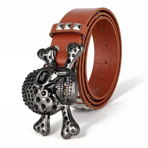 Ceinture en cuir marron style punk rétro avec grande boucle de crâne strass et clous pyramidaux.