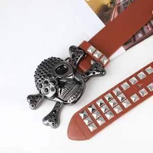 Vue détaillée ceinture cuir marron rétro punk boucle tête de mort strass rivets pyramide.