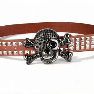 Gros plan sur la ceinture style punk rétro avec tête de mort, clous et strass.
