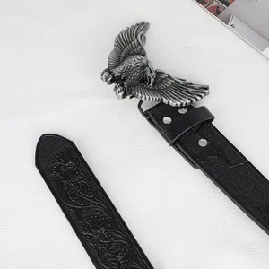 Vista dettagliata della cintura uomo stile western con fibbia aquila vintage e cinturino floreale.