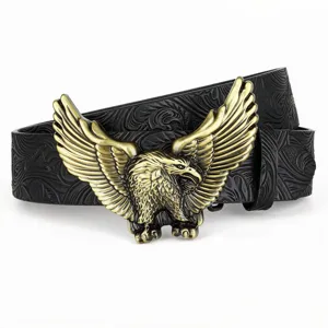 Primo piano della cintura da uomo in stile retro con fibbia ad aquila e pelle nera goffrata.